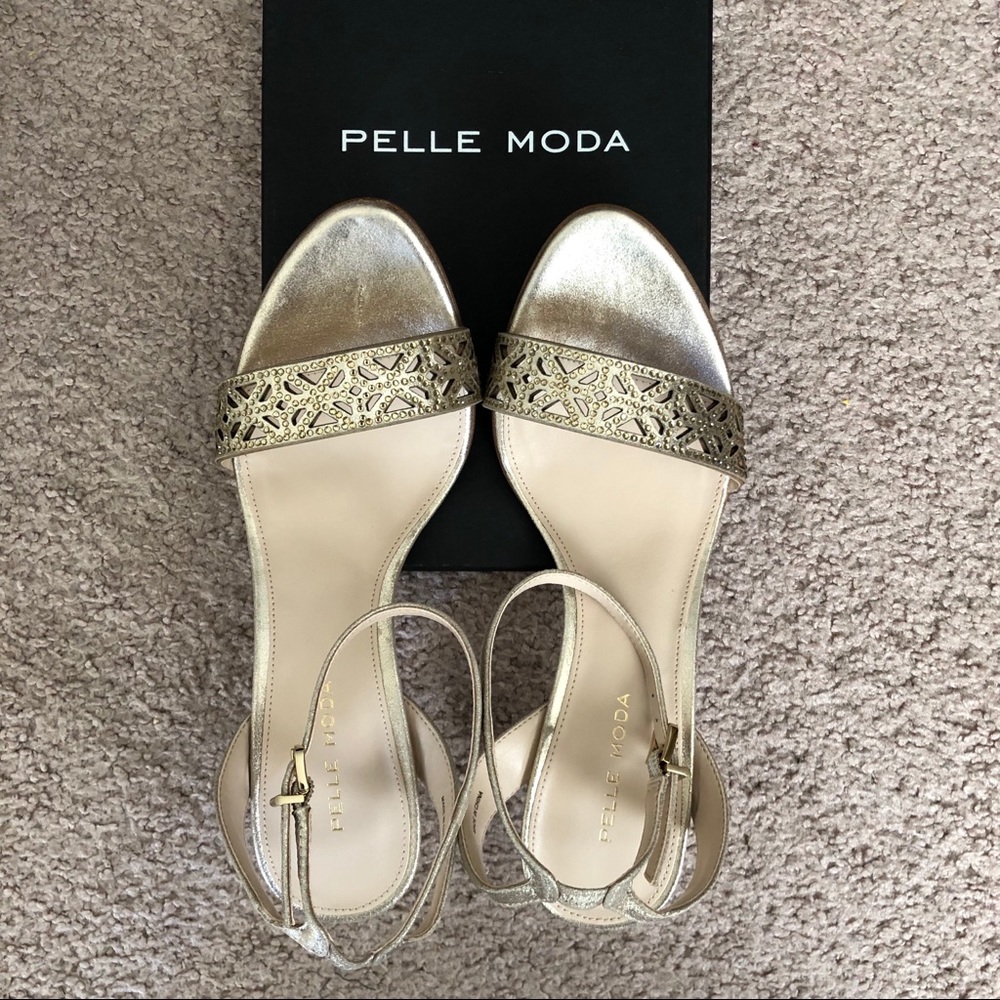 NWT Pelle Moda Otis Heels in Gold